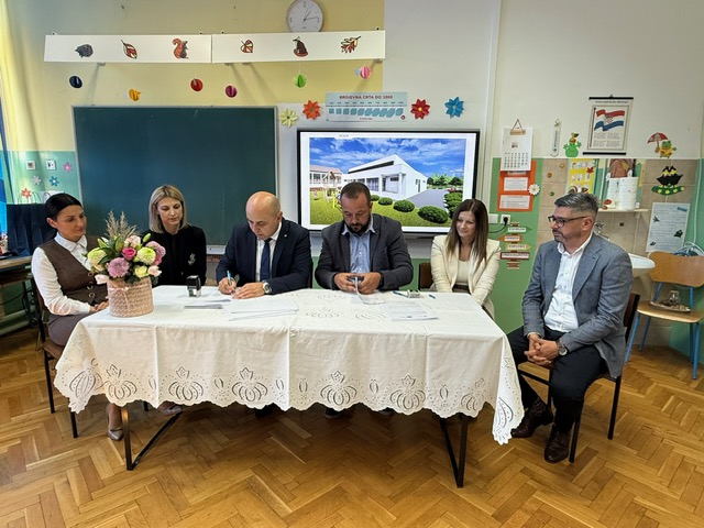 Svečano potpisan ugovor za projekt „Izgradnja i opremanje školske sportske dvorane OŠ Ilača-Banovci“